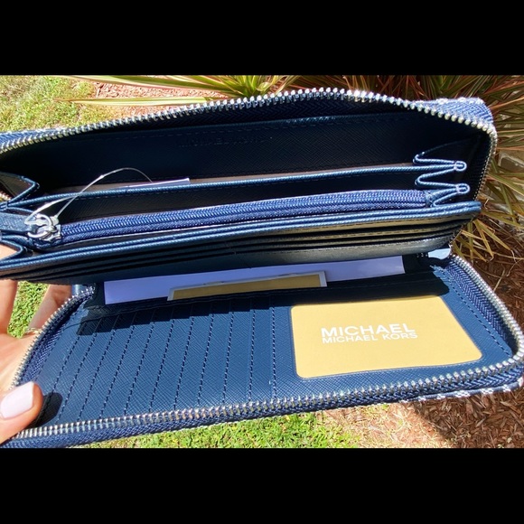 BUNDLE 👜💕-Michael Kors Backpack & wristlet - Picture 8 of 8